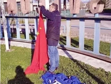 Les Italiens sortent le drapeau de l'UE et l'élèvent en Chine après l'aide qu'ils reçoivent contre le Coronavirus