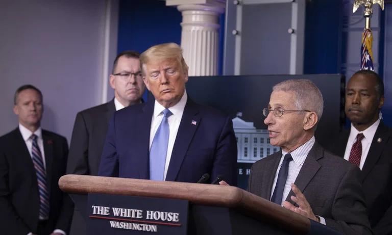Wo ist der Arzt? Amerika Panik, weil der Coronavirus-Experte zusammen mit Präsident Trump wieder fehlt