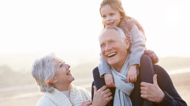 Reste à la maison pour protéger tes grands-parents, maintenant c'est à nous de penser à eux