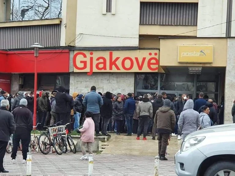 Government's decision is jeopardising Kosovo's citizens, all gathered in crowds to get social