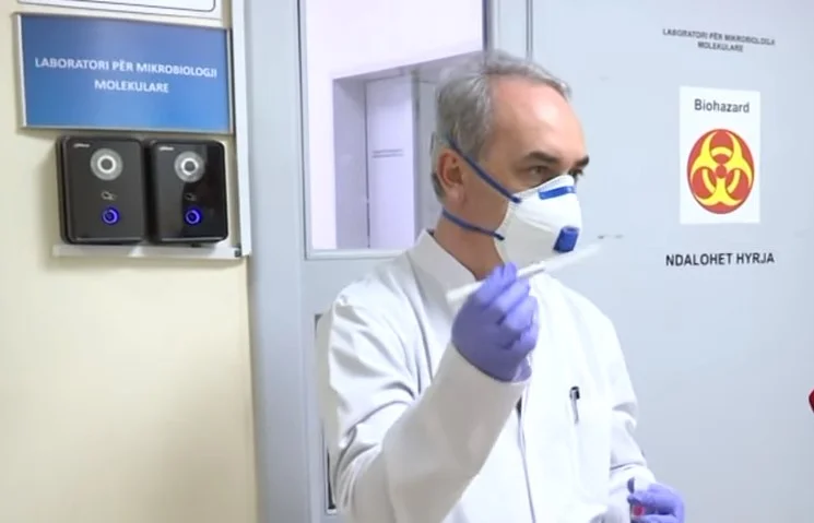 El microbiólogo de Kosovo muestra cómo se hace