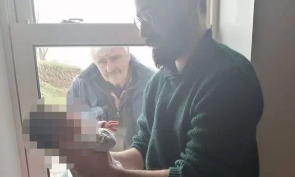 Precassette: il nonno con la coronaria vede il nipote per la prima volta dalla finestra