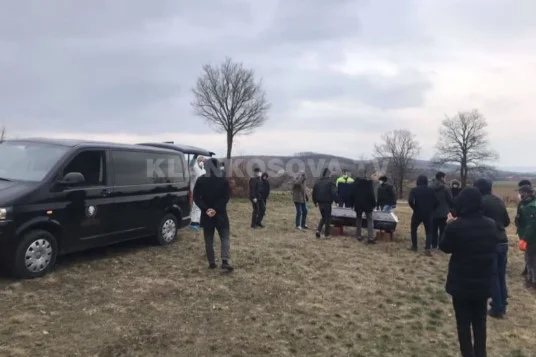 Première victime enterrée au Kosovo