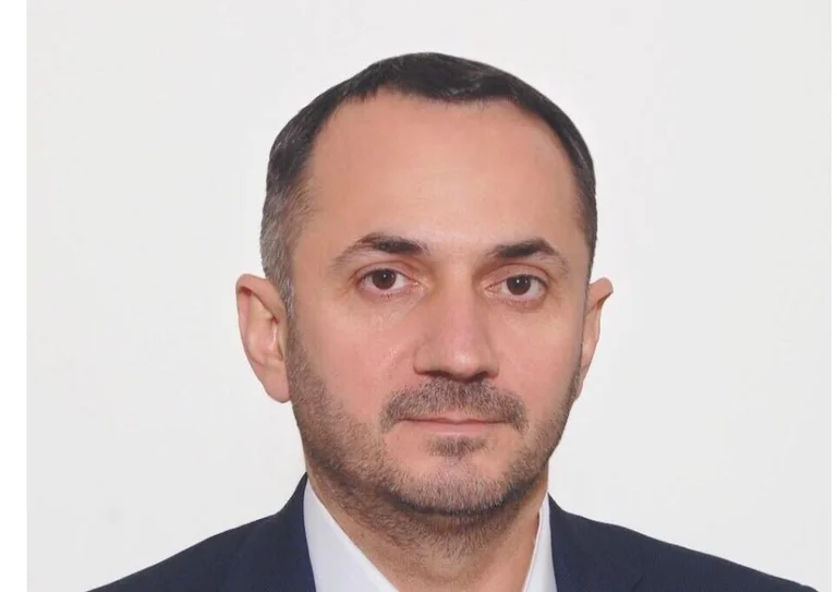 Le Dr Zekaj montre quelles personnes sont les plus exposées aux coronaires.