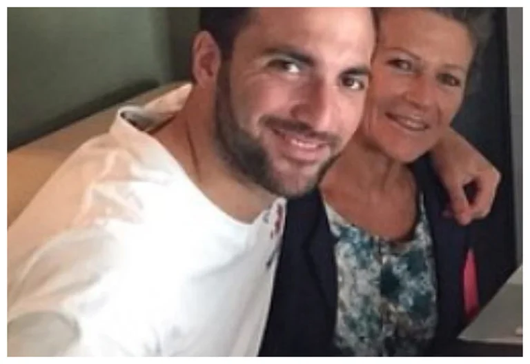 Il fratello di Higuiin esplode: Nostra madre sta lottando con una malattia chiamata cancro