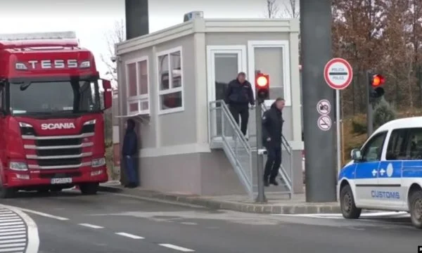 Në Kosovë hyn kamioni i parë me mallra nga Serbia