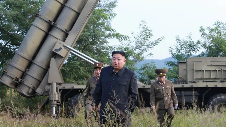 Bota në hall me koronavirusin, Kim Jong Un lëshon raketa në detin e Japonisë