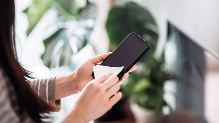 Si ta pastroni telefonin tuaj, në mëyrë që të mbroheni nga koronavirusi