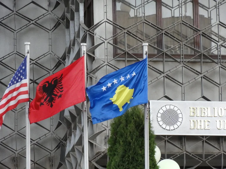 SHBA ndihmon Shqipërinë për koronavirusin, Kosova nën sanksione