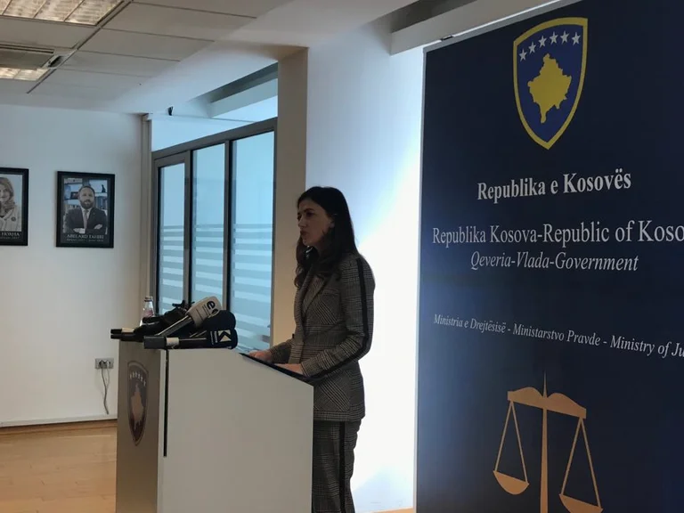 Mbi 60 noterë ushtrojnë padi ndaj Ministrisë së Drejtësisë