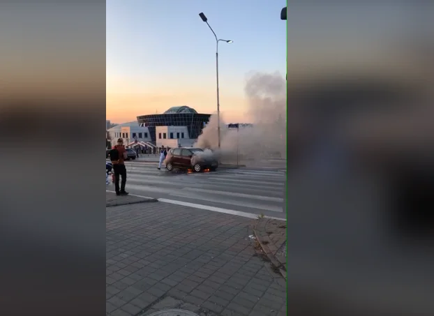 Digjet një makinë afër Qendrës së Studentëve në Prishtinë
