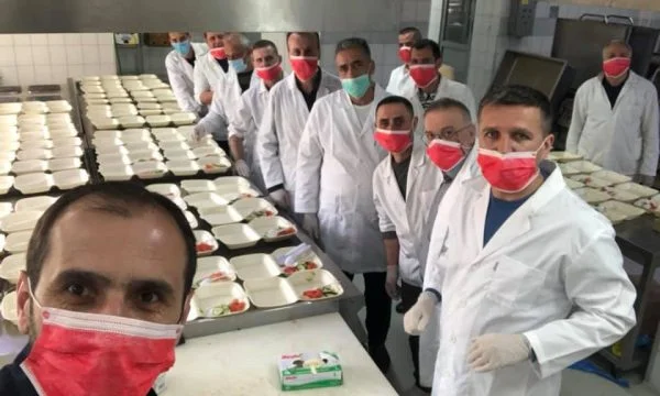 Punëtorët e menzës tallen me Robert Berishën: Bonu gati se po të vjen buka