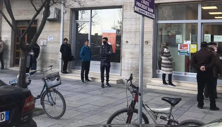 Në Shqipëri, Policia dhe ushtria e angazhuar për të siguruar distancat në supermarkete dhe farmaci