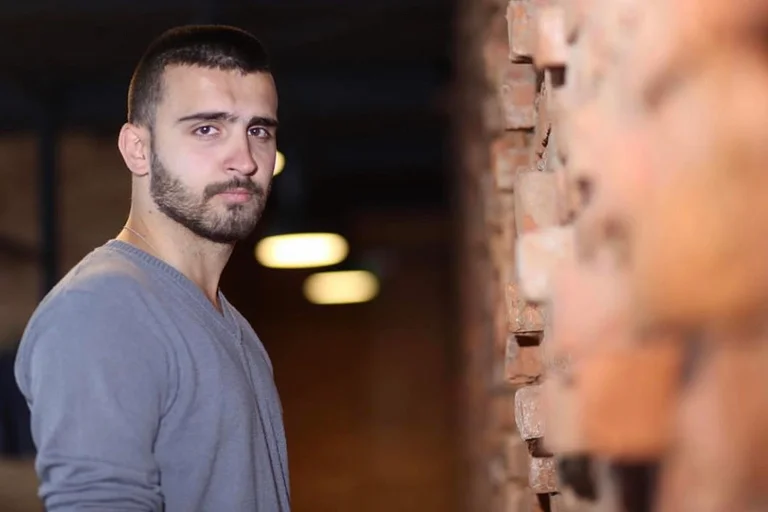 Kur midis pandemisë të vret endemia politike