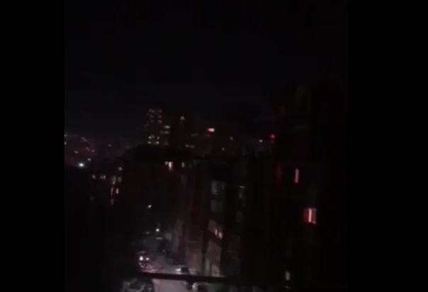 Sikurse në vitet e 90-ta: Pamje nga protesta e ballkoneve në Prishtinë e Fushë-Kosovë