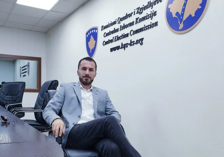 Anëtari i PDK’së në KQZ ia numëron Kurtit humbjet që ia solli shtetit për 45 ditë