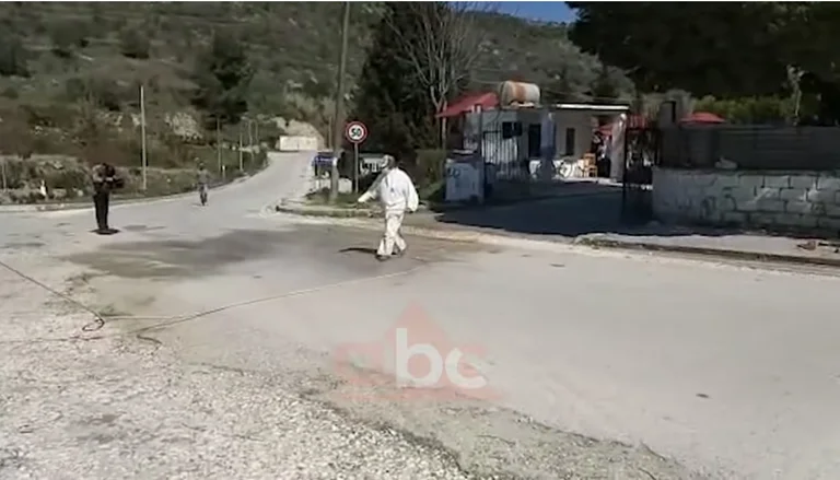 E shoqëruan vetëm tre veta, pastaj dezinfektuan rrugën: Momentet nga varrimi i burrit që vdiq nga koronavirusi