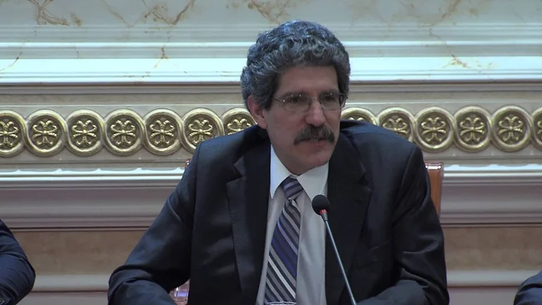 Michael Gold u drejtohet VV-së dhe LDK-së: Duhet të ju vijë turp