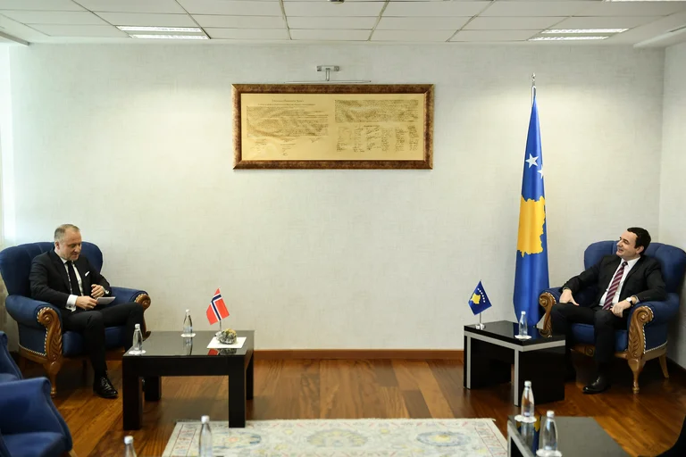 Kurti ambasadorëve ua përmend vetëm gjendjen e jashtëzakonshme, por jo edhe shkarkimin e Qeverisë