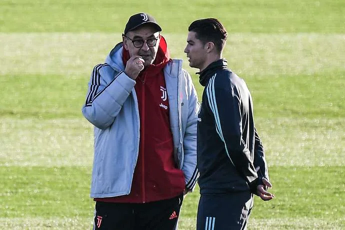 Sarri pi 60 cigare në ditë, Juventus merr masa të rrepta për ta mbrojtur nga koronavirusi