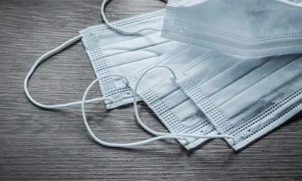 Një fabrikë në Gjakovë nis prodhimin e maskave, një tjetër do të prodhojë dezinfektues