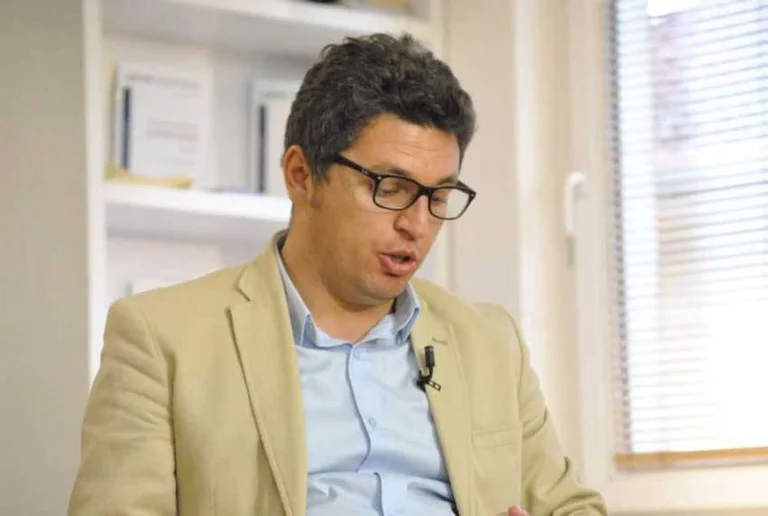 Zogaj: Kurti kënaqi partiakët e tij me shkarkimin e Veliut, por rrezikoi Qeverinë