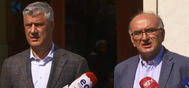 Ramadani iu thotë gazetarëve ta mbajnë distancën me të, por jo edhe Presidentit