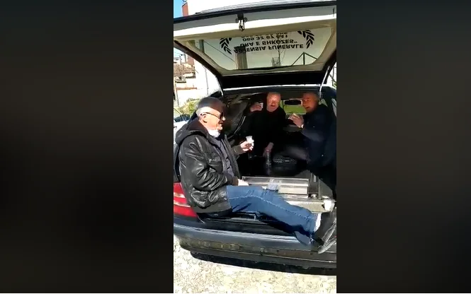 Transportuesit e të vdekurve shfrenohen nga Koronavirusi në Shqipëri: Pinë raki dhe këndojnë