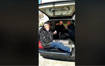 Les transporteurs des morts prospèrent du Coronavirus à l'Albanie: ils boivent du cognac et chantent