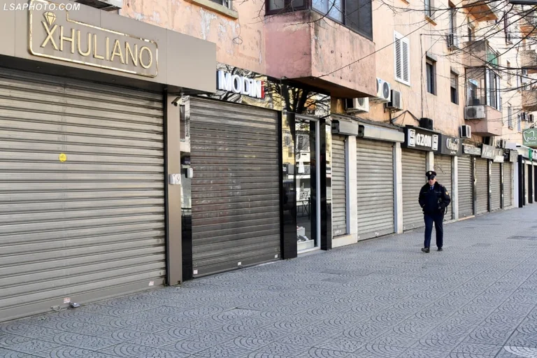 Shtohen kufizimet për këmbësorët, Rama: Nga nesër mund të dilni vetëm në këto dy orare