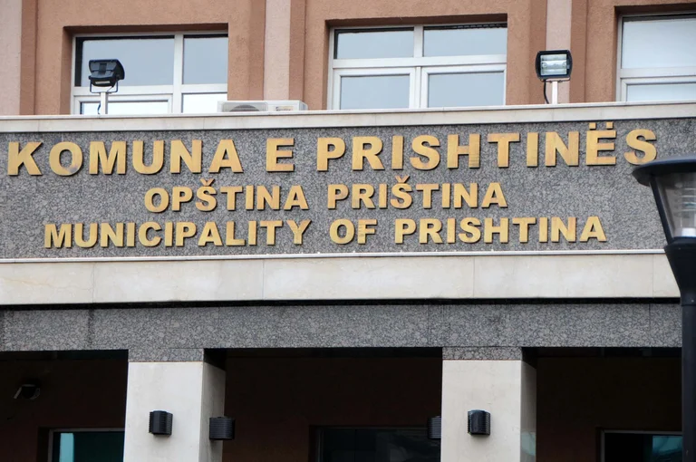Komuna e Prishtinës nis me vendosjen e dezinfektuesve në ndërtesat kolektive