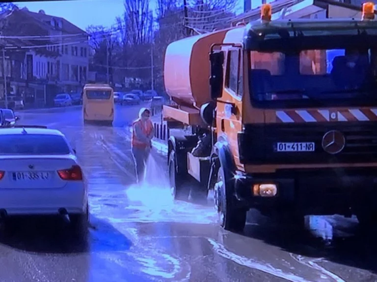 Masat mbrojtëse ndaj koronavirusit: Pastrohen rrugët e Prishtinës