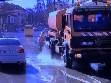 Masat mbrojtëse ndaj koronavirusit: Pastrohen rrugët e Prishtinës
