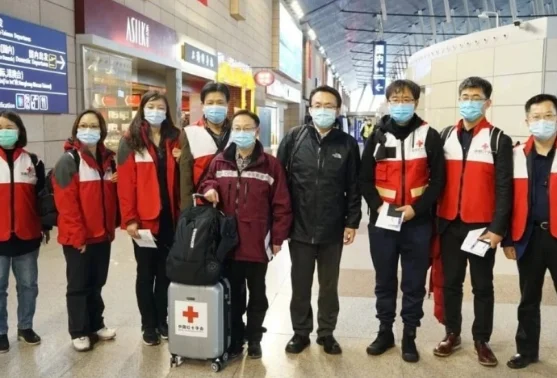 Mjekët kinezë: Këto janë gabimet që po bëjnë doktorët në Europë, e që ne i bëmë fillimisht në Wuhan