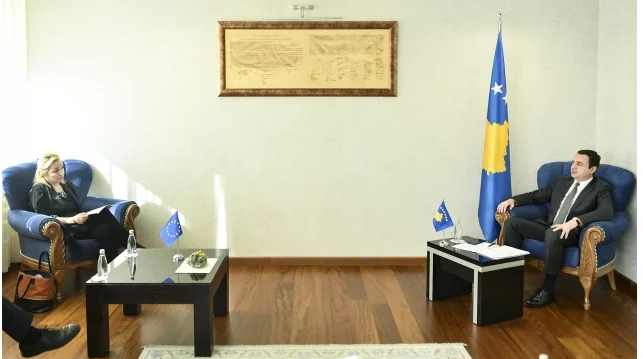 Shefja e zyrës së BE’së kërkon edhe njëherë nga Kurti heqjen e taksës
