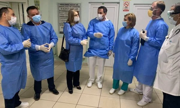 Drejtori i Spitalit te Gjakovës: I përzura Pal Lekajn e Teuta Haxhiun, iu thashë largohuni për 2 minuta