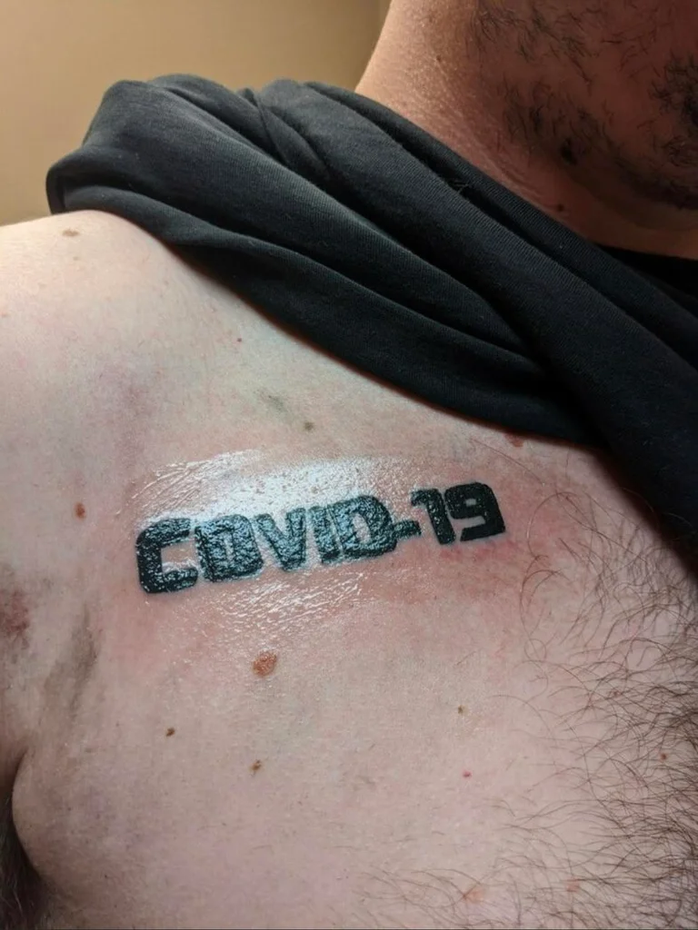 Pamje të rënda: Këta njerëz kanë bërë tatuazh për koronavirusin