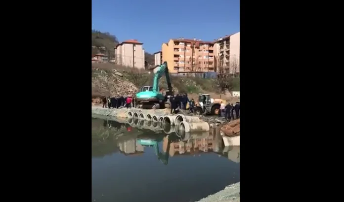 Incident pranë Ibrit, përveç kacafytjes fizike, pati edhe përleshje me makineri