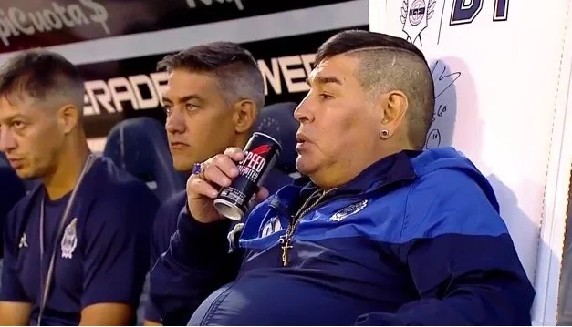 Maradona i dehur në ndeshjen e fundit, e detyrojnë të futet në karantinë
