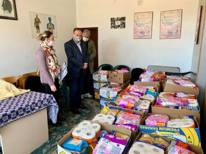 Nexhmi Rudari i LDK-së i përdor të varfrit për fushatë: Ndihmon dhe kërkon ‘llajka’ në këmbim