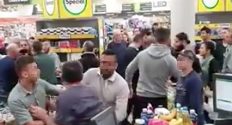 The fist kicked in a supermarket in Australia because of the Coronacterius