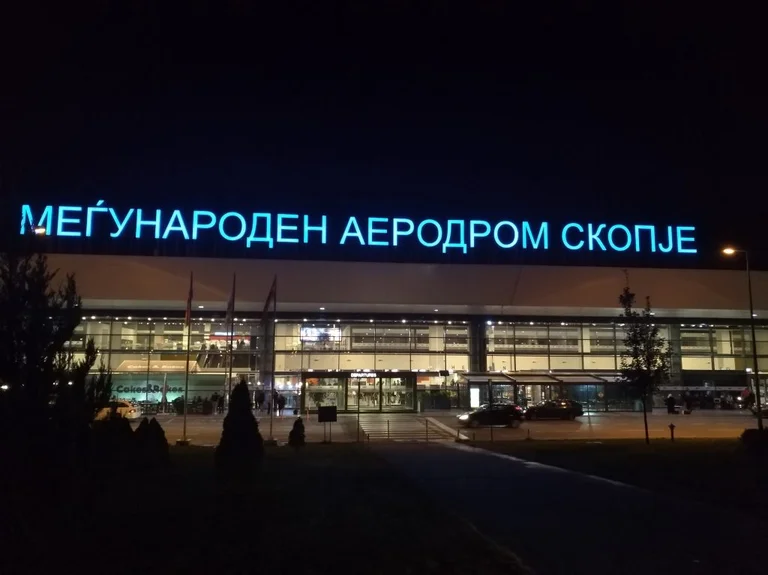 Kosovo blockiert am Flughafen Skopje