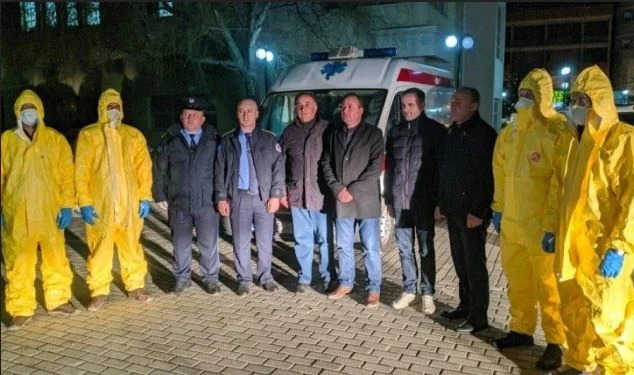 Les maisons subtaminés sont désinfectées dans la région de Coronavirus à Podujevo