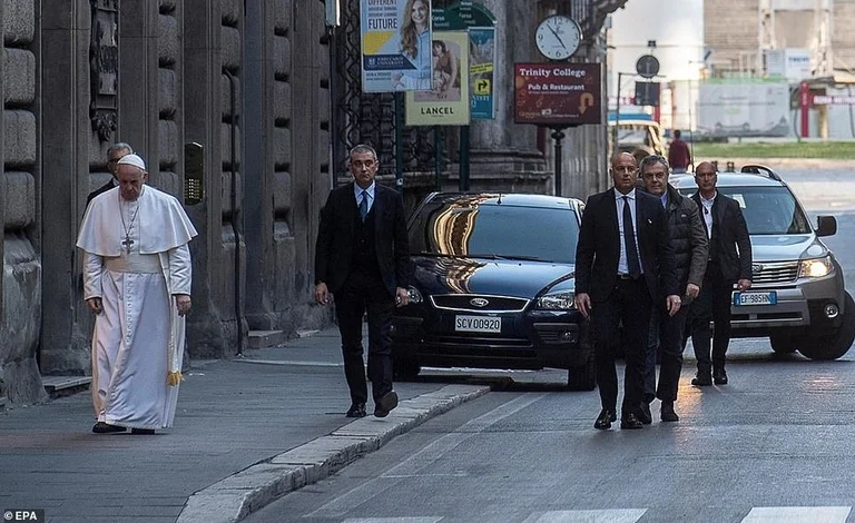 Papst Franzescu kehrt Regierungsräte zurück, geht in die Kirche und betet für das Ende des Coronavirus