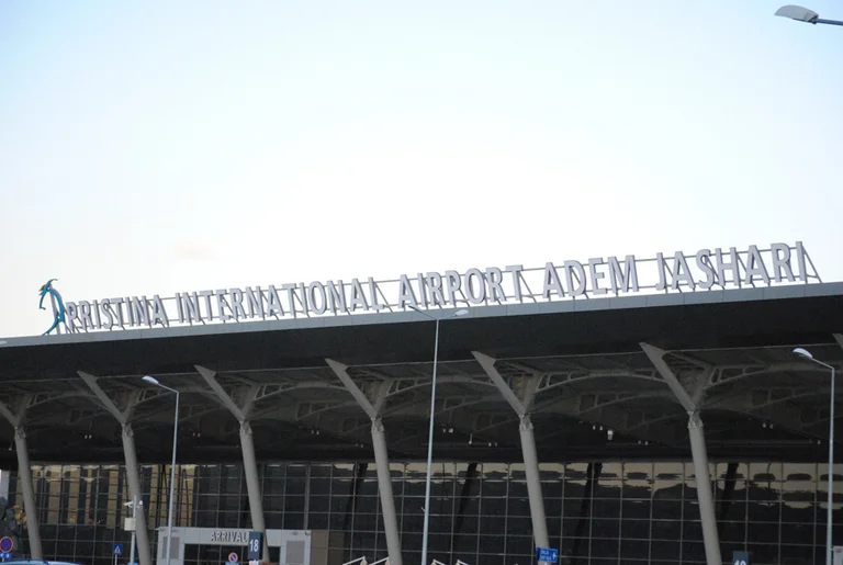 Tutte le linee di viaggio rimosse all'aeroporto di Pristina
