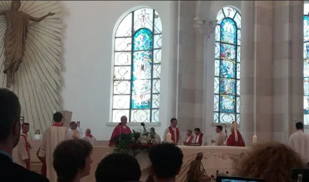 La famille Don Fatmir Koliqi donne des instructions pour la messe