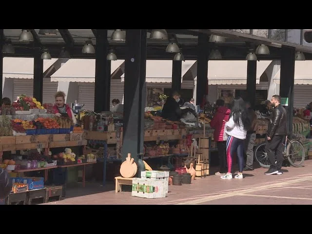 Alta domanda, uomini d'affari abuso crescente prezzi di frutta in Albania