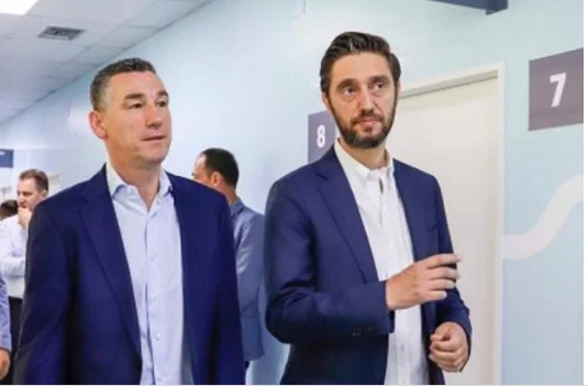 PDK, el gobierno se llevó a cabo con el título: Te equivocas en poner a la gente en cuarentena.