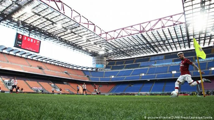 Il primo giocatore di calcio in Bundesligle, coronavirus, è anche confermato.