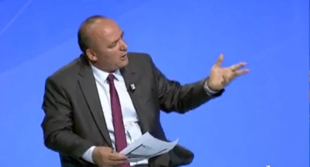 Speed Bulqi si applaude dopo aver vinto un sondaggio su Facebook per Podujevo